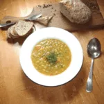 soupe aux pois à l'ancienne mijoteuse avec pain et planche rustique