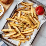 Frites à l’air fryer dorées avec ketchup et moutarde en accompagnement