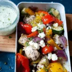 Poulet à la grecque et légumes sur plaque
