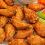 Ailes de poulet à la friteuse sans huile servies avec sauce blanche