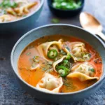Une Soupe Thaï Réconfortante aux Raviolis