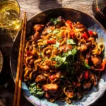 Nouilles sautées au poulet caramélisé – recette express prête en 20 min