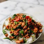 Poulet thaï au basilic rapide – Repas épicé en 20 minutes