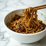 Recette des nouilles coréennes à la sauce aux haricots noirs (Jjajangmyeon)