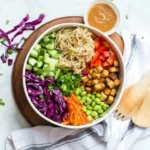 Salade façon rouleaux de printemps avec sauce aux arachides