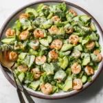 Salade saine aux crevettes et à l’avocat