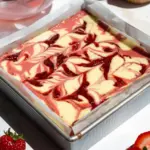 Barres de cheesecake à la fraise avec garniture au fromage à la crème