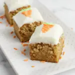 Barres de gâteau aux carottes classiques avec glaçage au fromage à la crème