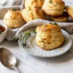 Biscuits de dîner moelleux au miel, à l’ail et au parmesan