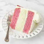 Cheesecake à la fraise façon shortcake avec couches de génoise