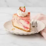 Cheesecake marbré à la fraise avec sauce aux fruits rouges