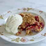 Croustillant plus sain aux baies mélangées et à la rhubarbe