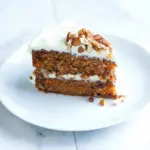 Gâteau aux carottes classique en couches style pâtisserie