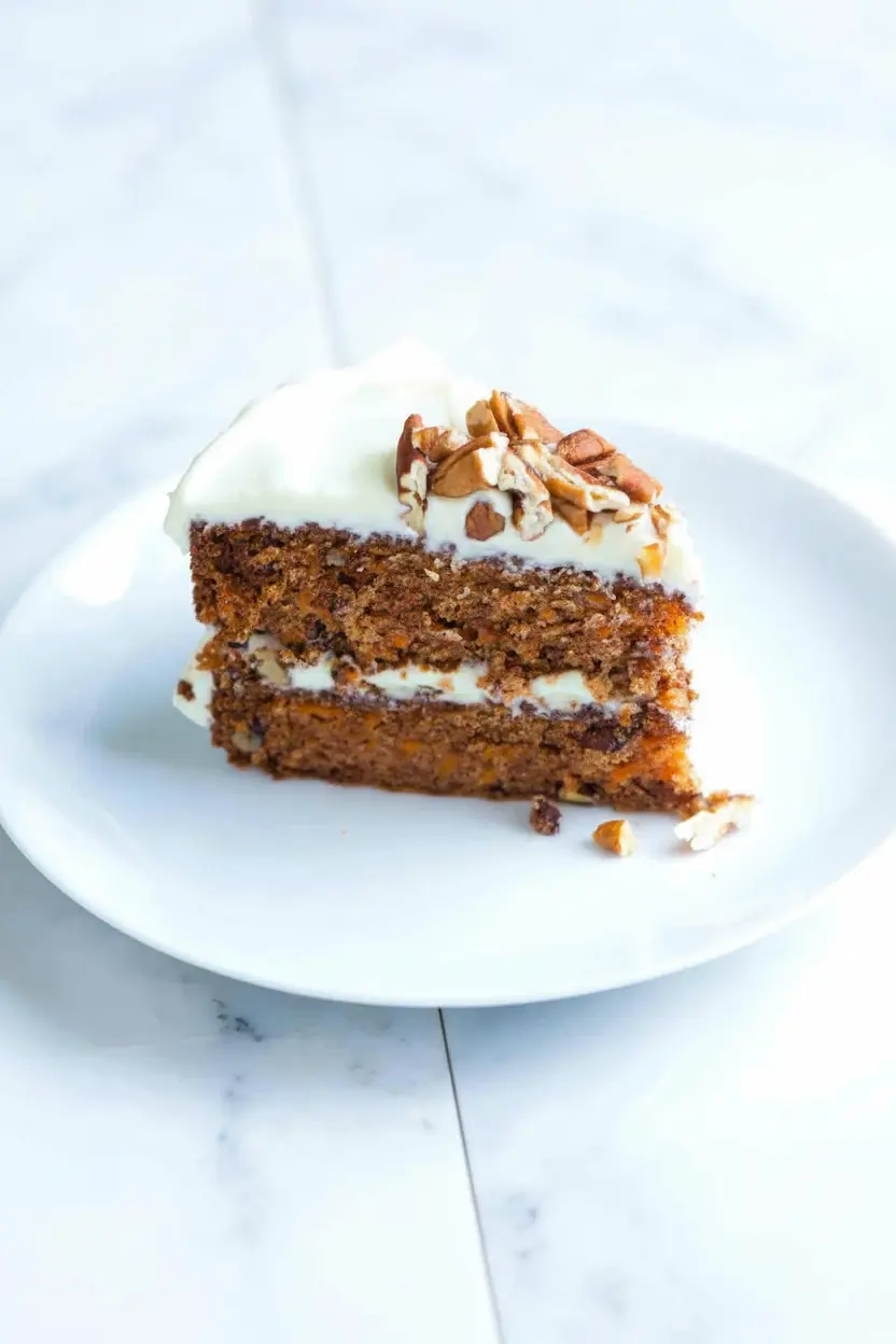 Gâteau aux carottes classique en couches style pâtisserie