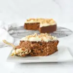 Petit gâteau aux carottes avec glaçage au fromage à la crème