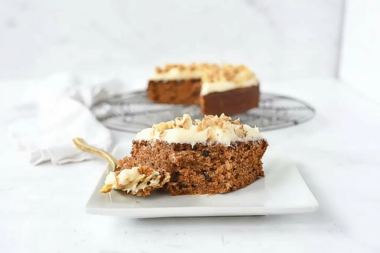 Petit gâteau aux carottes avec glaçage au fromage à la crème