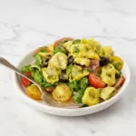 Salade de pâtes aux tortellinis et aux épinards