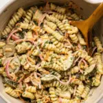 Salade de pâtes crémeuse aux cornichons et à l’aneth