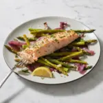 Saumon et asperges au beurre à l’ail sur plaque