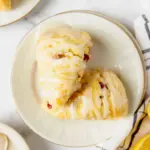 Scones à la rhubarbe avec glaçage à la vanille