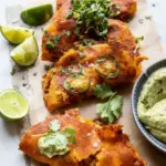 Tacos au poulet et fromage croustillant avec sauce avocat-coriandre