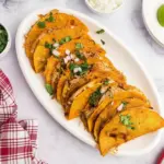 Tacos birria au poulet riches en saveurs