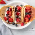 Tacos de pancakes avec garniture aux fruits