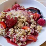 Crumble aux fraises sain à la farine d’amande