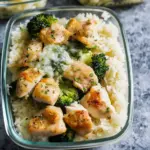 préparation de repas poulet et riz au fromage faible en glucides