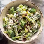 Salade de brocoli classique avec une sauce légère à la mayonnaise