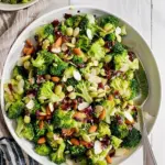 Salade de brocoli sucrée et crémeuse aux dattes