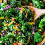 Salade de kale et brocoli avec vinaigrette au citron