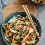 Salade de nouilles udon et de poulet au miso et au gingembre