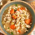 Soupe de nouilles au poulet riche en protéines