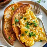 œufs brouillés riches en protéines avec fromage cottage